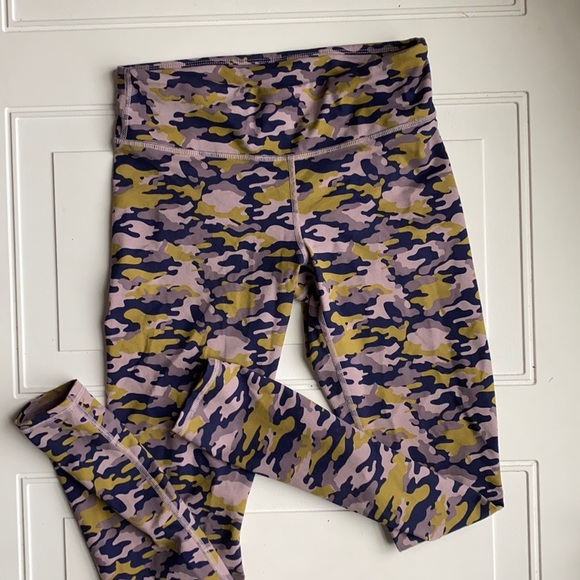 Fabletics Pink/Green Camo Powerhold Ankle Length Leggings Small - Picture 1 of 7